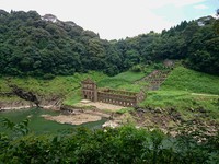 ダム湖に沈む『曽木発電所遺構』
