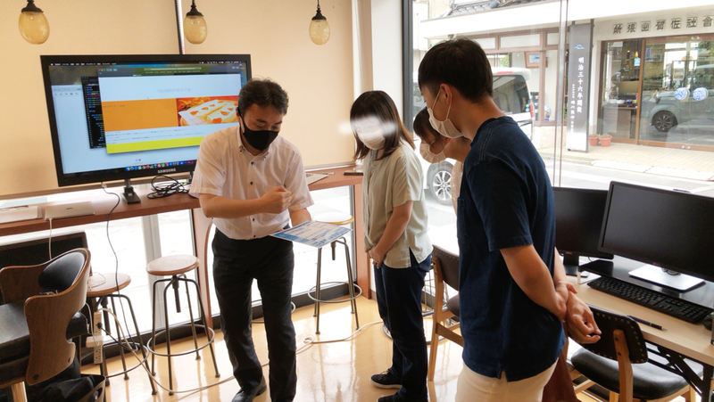 自分で作ったホームページの発表。スタジオ佐賀で卒業制作講評会を開催しました! 自分で作ったホームページの発表。スタジオ佐賀で卒業制作講評会を開催しました!