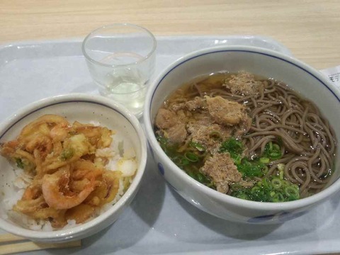 基山パーキングエリアで昼食