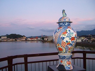 伊万里津大橋の色絵大壷