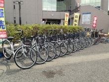 車は飛んでくる小さな石ころ? 車は飛んでくる小さな石ころ?