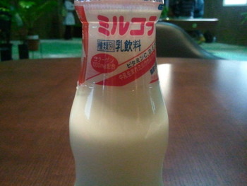 芝生と牛乳、佐賀県材に桜