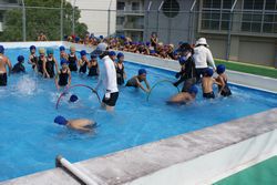 校内水泳大会が開かれました