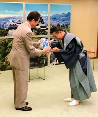 松山城に瓶子「献上」 松山城に瓶子「献上」