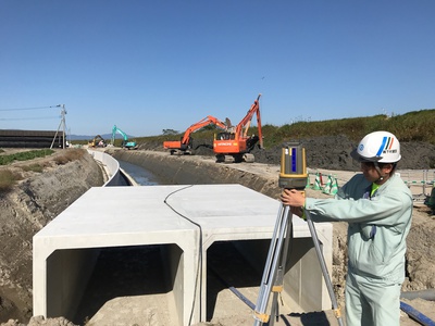【早津江川早津江上流地区築堤外工事】水路据付作業中! 【早津江川早津江上流地区築堤外工事】水路据付作業中!