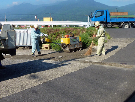 会社の車庫前広場を舗装しました。