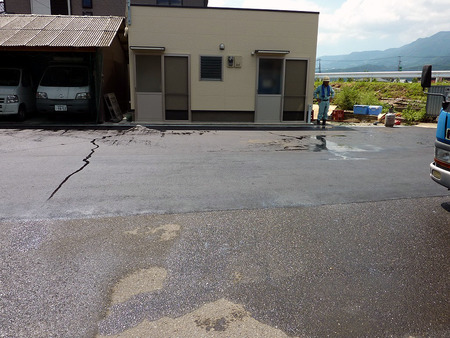 会社の車庫前広場を舗装しました。