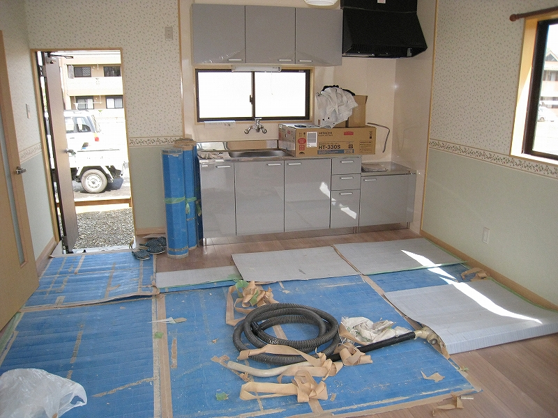 ローコスト住宅美装中です。