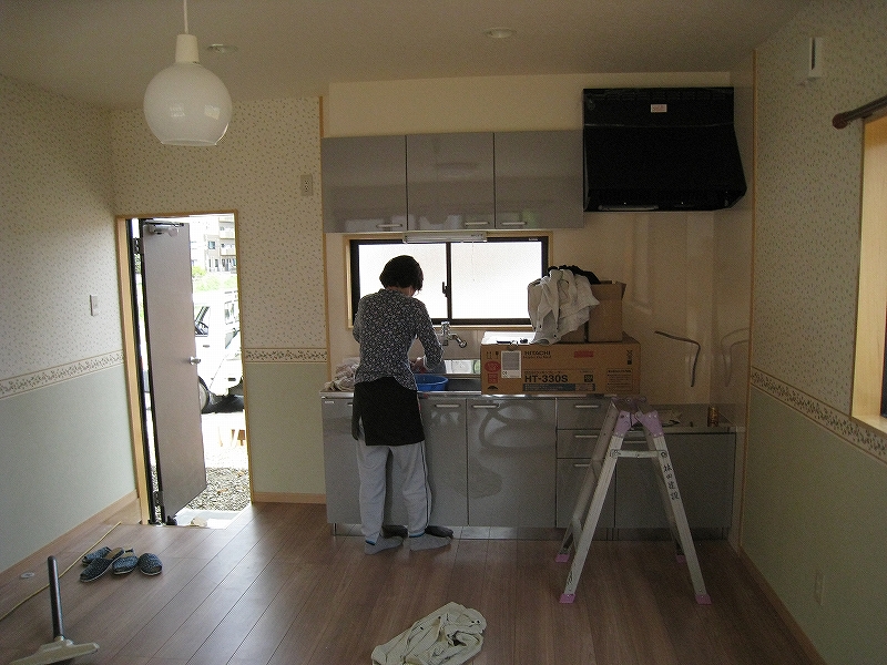 ローコスト住宅美装中です。