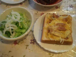 朝食はピザトーストですよ〜♪