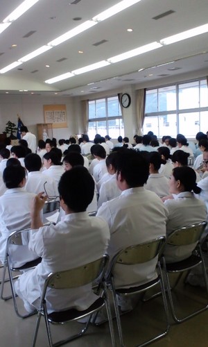 看護学校の卒業式でアリエッタの歌が