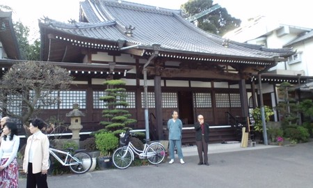 絢爛豪華な金屏風の前で・・・