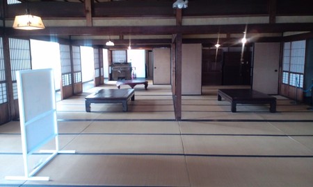 屋上庭園のあるレトロビルにみすゞさんの資料室