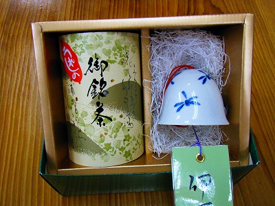 山口製茶園のお茶と伊万里焼風鈴。