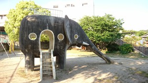因島の公園ゾウで遊ぶゾウ
