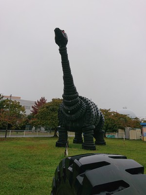 広島県尾道に生息するタイヤ恐竜