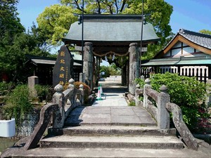 地震後の肥前鳥居　（佐賀県新北神社）