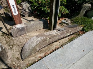 地震後の肥前鳥居　（佐賀県新北神社）