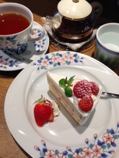 喫茶こせんで桜の器に入ったスイーツ