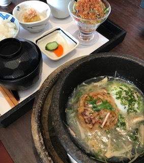 ハンバーグは石焼き鉢の中に入っていた。