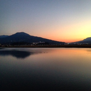 伊万里川と伊万里富士（腰岳）と夕暮れ時