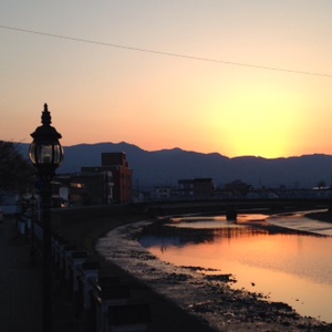 伊万里川の夕焼けも春らしく