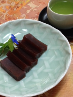 おいしいお茶と羊羹を青磁の器で