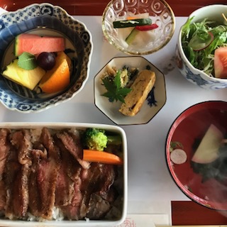 ランチは伊万里牛の重箱御膳＠ロジエ