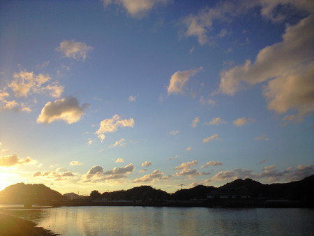 夕焼けの青い空と白い雲