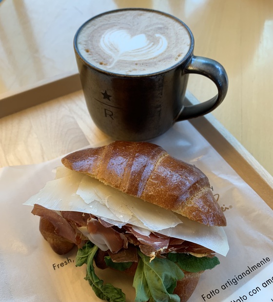 スタバロースタリーでカフェオレのモーニング