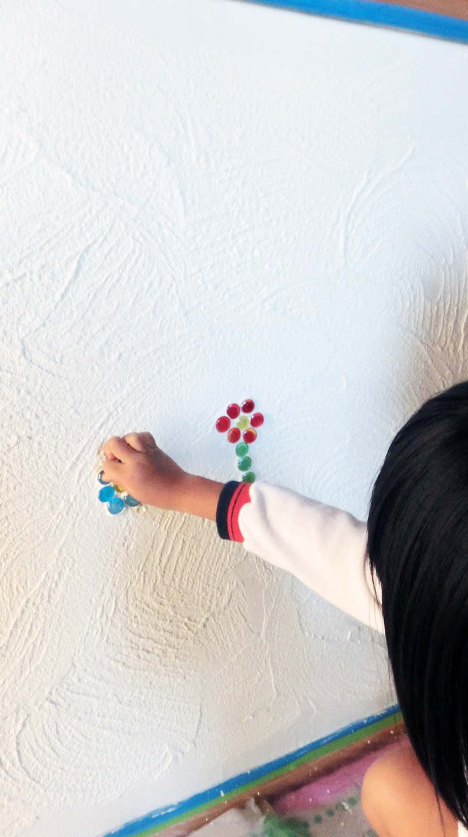 家族で子ども部屋の壁にビーズでお絵描き