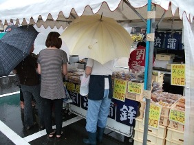 雨でも大盛況！第１回よって見んしゃい！軽トラ市多久