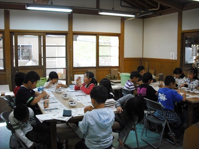 小学校の皆サンが絵付け体験