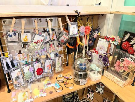 つまみ細工がたくさん入荷しました