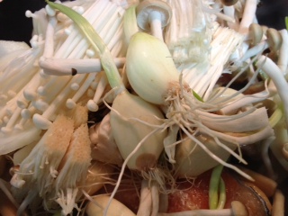 鮭のにんにく塩麹蒸し焼き～ひげにんにく添え
