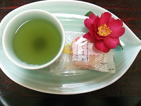 名月堂の博多じまんで一服