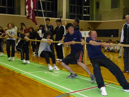 綱引競技がんばりました　【市民体育大会】