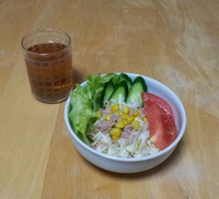 サラダを盛り付け