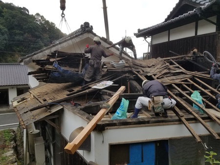 神埼市にて葺き替え工事中