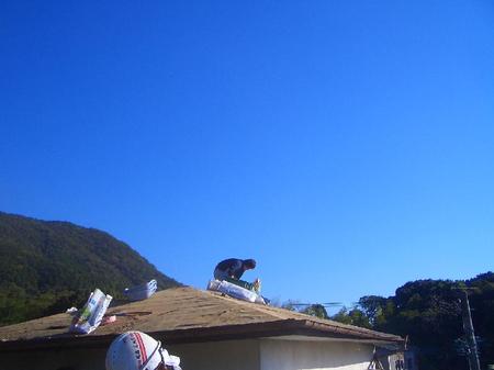 新しい瓦を揚げます　佐賀市K様邸