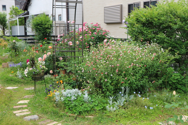 寄せ植えのある庭