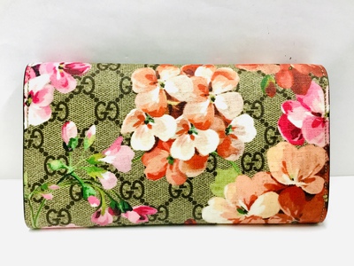 GUCCI二つ折り長財布入荷しました❣️