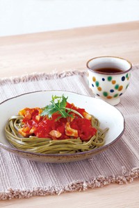 アスパラ平麺でつくる「トマトソースかけ」