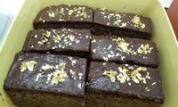 金粉がのった黒米カカオケーキ