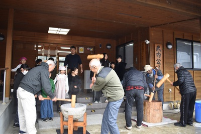 【昔ながらの餅つきで笑顔！〜キッズルーム〜】