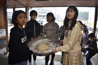 【昔ながらの餅つきで笑顔！〜キッズルーム〜】