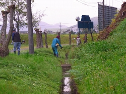 早朝草刈りとカーブミラー清掃を終え