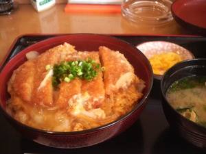 ランチは500円のかつ丼ですよ〜♪