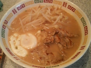 朝ラーメンは鶏の炭火焼風味のうまかちゃんよ〜♪