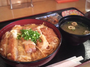 ランチは カツ丼定食です♪(^o^)/